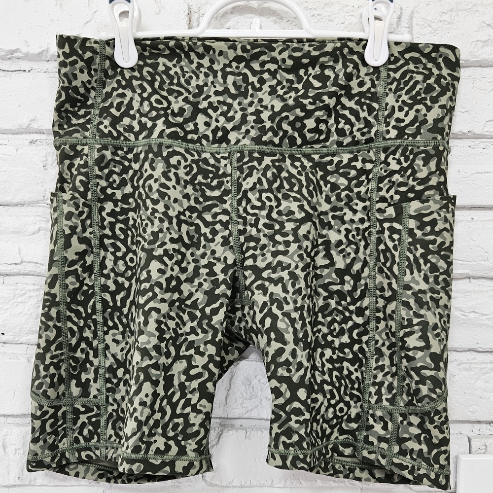 Athleta Ultimate Stash II 7" short sz Large